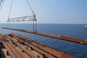 Pile Horizontal Lifting with Spreader Frame